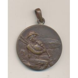 Médaille - Joueur de cornemuse et femme - bronze - 33,5mm - TTB