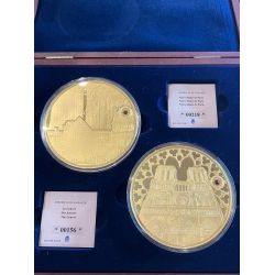 Coffret 2 Médailles - Le Louvre et Notre-Dame de Paris - 100mm - cuivre argenté et doré - avec coffret et certificats