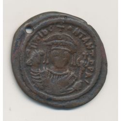 Tibère II Constantin - Follis Constantinople - bronze - B - troué