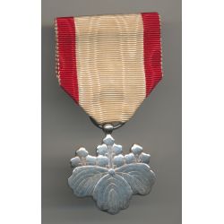 Japon - Ordre du soleil levant  - insigne 8e classe - en argent - avec son écrin d'origine