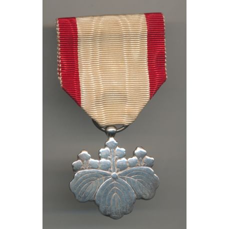 Japon - Ordre du soleil levant  - insigne 8e classe - en argent - avec son écrin d'origine